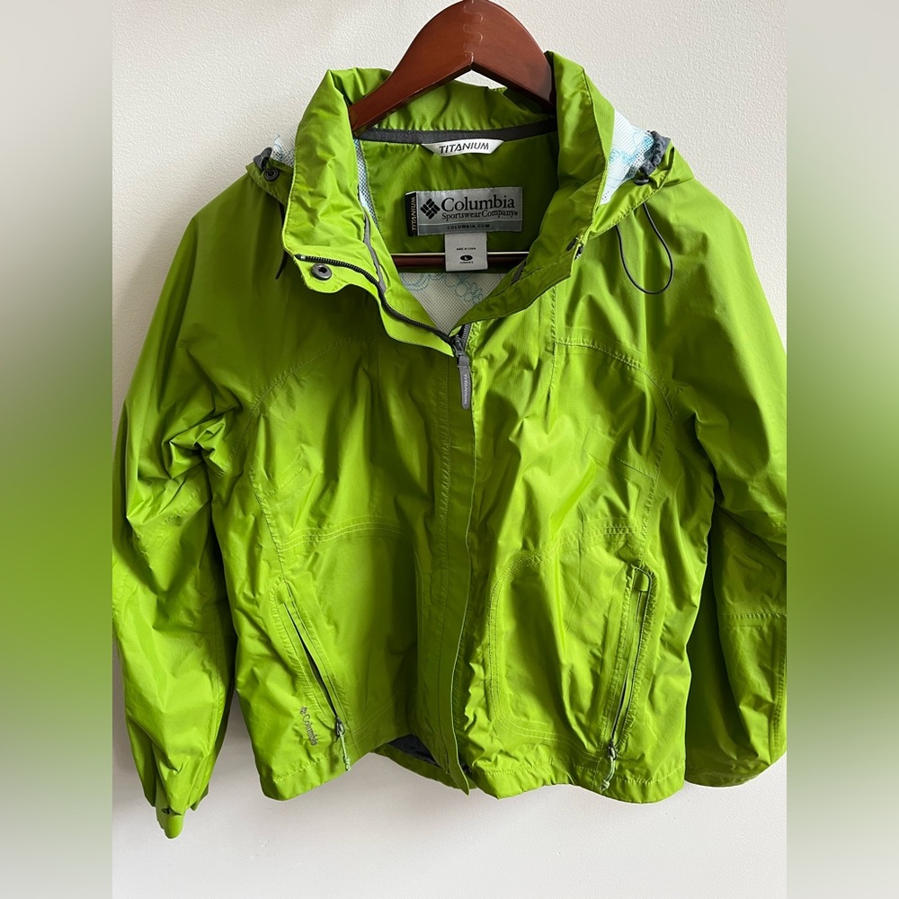 Columbia ladies titanium rain/wind breaker